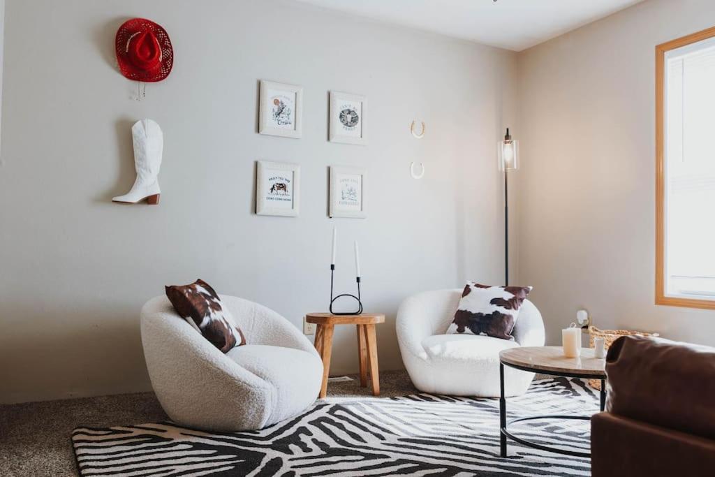 ein Wohnzimmer mit zwei Stühlen und einem Tisch in der Unterkunft Laid-back - Industrial Chic - Game room in Lincoln