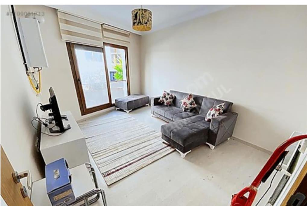 a living room with a couch and a tv at Tınaztepe kampüse 5 dk 1+1 daire in Buca