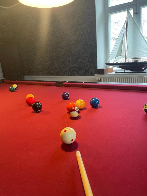 Biliár nebo kulečník v ubytování Tullesbo Sätesgård