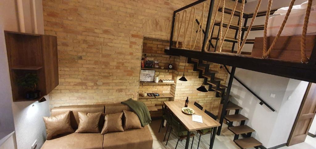 - un salon avec un canapé et une table dans l'établissement Ó 38 Luxe Loft, à Budapest
