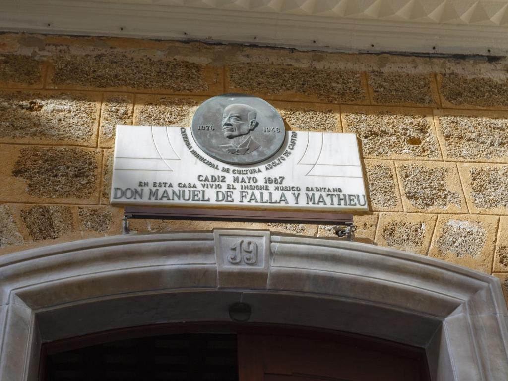 a sign on a brick wall above a doorway at Casa Manuel de Falla by Cadiz4Rentals in Cádiz