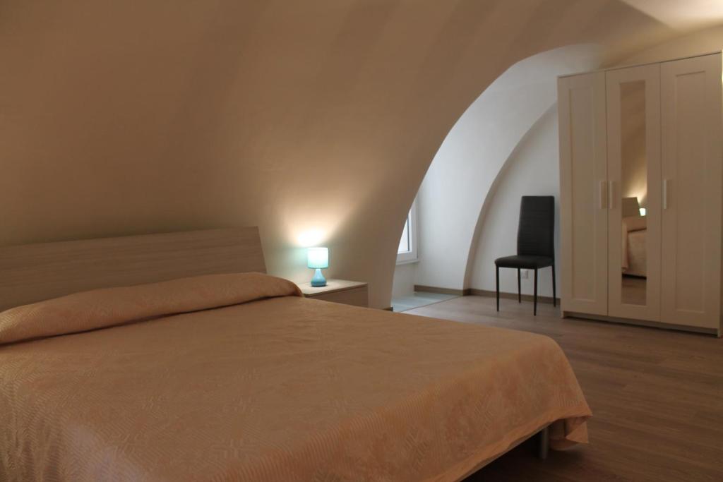 una camera con letto, tavolo e sedia di Casetta Pisanelli 25 a Mottola