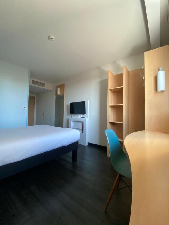 TV a/nebo společenská místnost v ubytování ibis Clermont Ferrand Nord Riom
