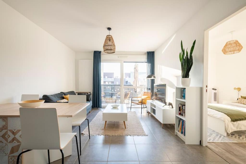 Apartamento blanco con comedor y dormitorio. en Apartment in Ferney near Geneva airport / UN / WHO en Ferney-Voltaire