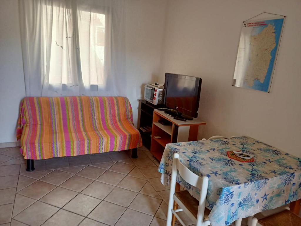 維拉西繆斯的住宿－Casa di Nanni，客厅配有桌子和电视