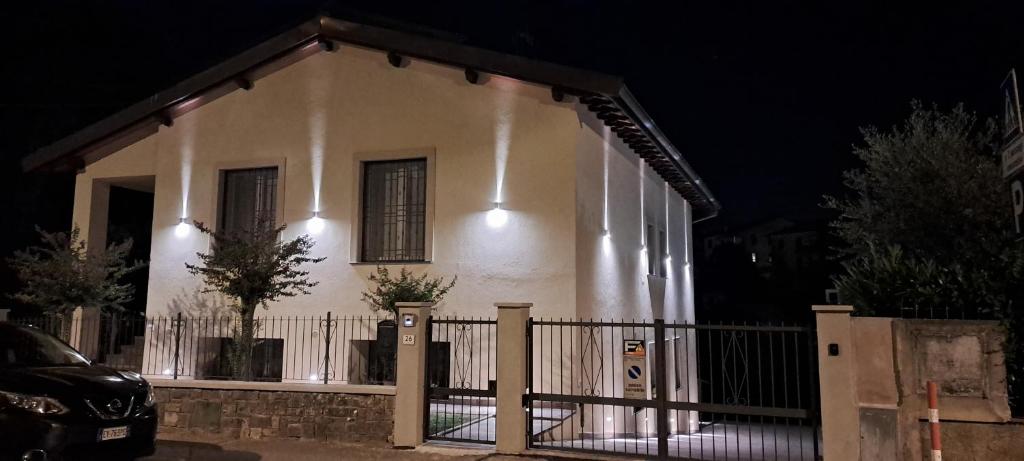una casa con luces al costado de ella por la noche en Il Gallo, en San Casciano in Val di Pesa