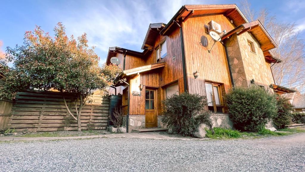 una gran casa de madera con entrada en El Abedul Cabaña en La Cascada, SMA en San Martín de los Andes