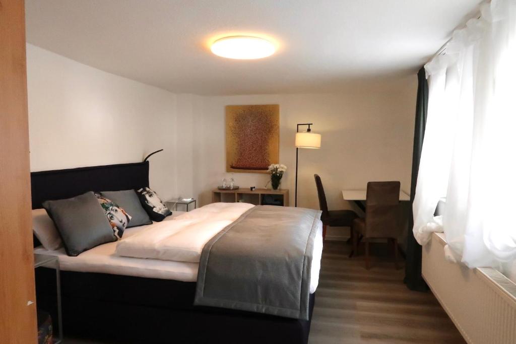 een slaapkamer met een bed en een tafel en een eetkamer bij Julia's Mosel Villa Appartement NICOLAS in Traben-Trarbach