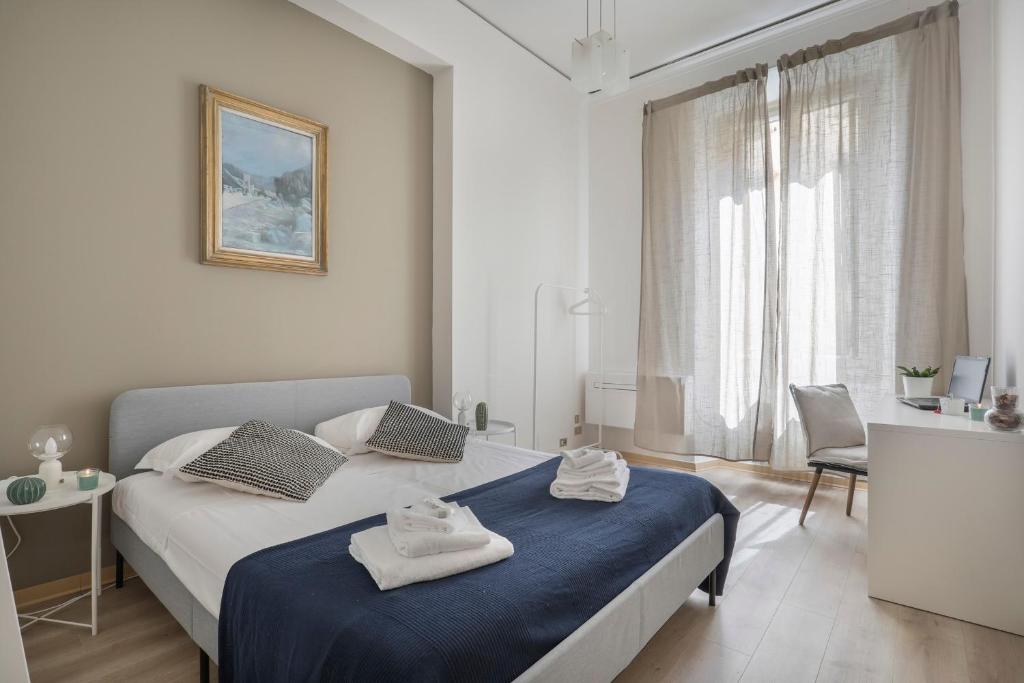 een slaapkamer met een bed met handdoeken erop bij Synagogue Suite-Hosted by Sweetstay in Florence