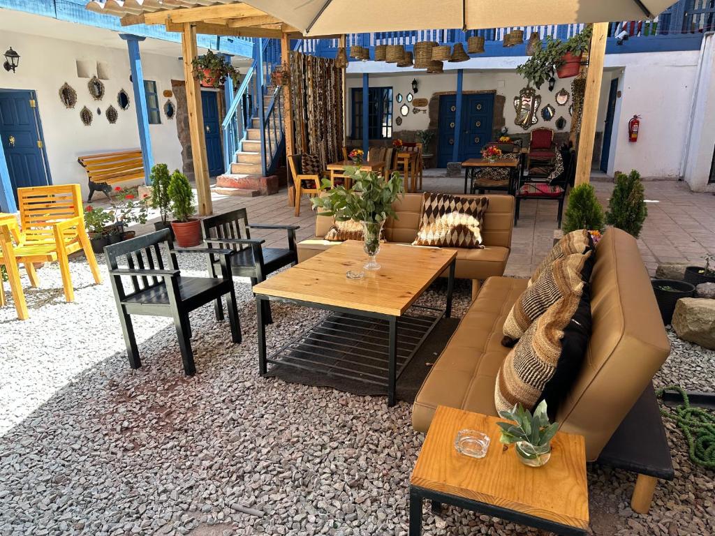 eine Terrasse mit Sofas, Tischen und Stühlen in der Unterkunft CASA CRISTOBAL Siete Cuartones CASONA COLONIAL in Cusco