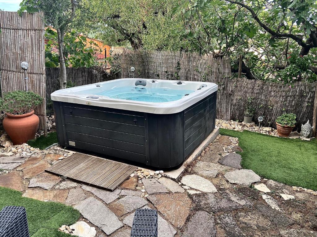 Fotografia z galérie ubytovania Grand et joli studio tout équipé avec jardin et Jacuzzi v destinácii Cuers