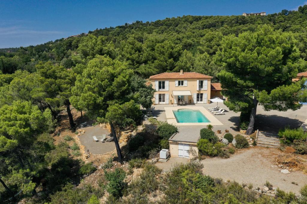 an aerial view of a villa with a swimming pool at Villa "Le Sortilège" vue panoramique et piscine in Tourtour