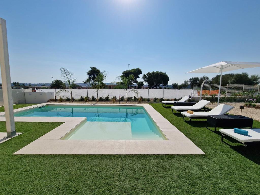 Piscina de la sau aproape de Villa Elisia - villetta con piscina privata