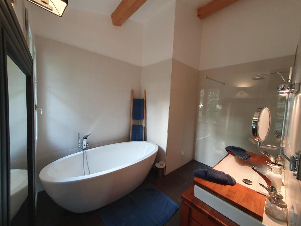 Lou Pantai, Bed and Breakfast, Delux Bedroom - Chambre Double
