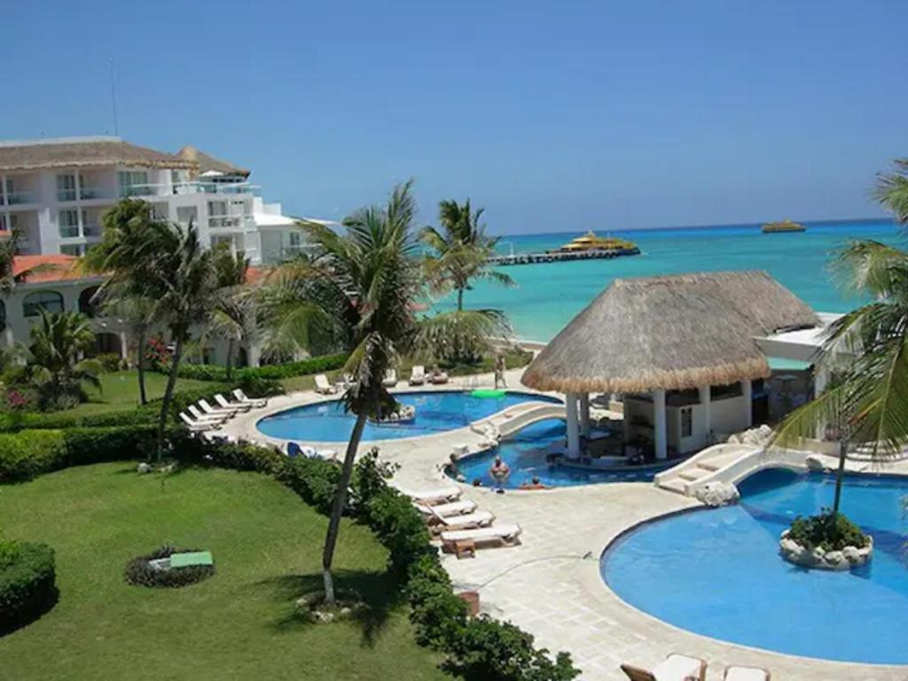 Departamento frente al mar con dos recámaras y seguridad 24 h a dos cuadras de la Quinta Avenida - Two-Bedroom Apartment