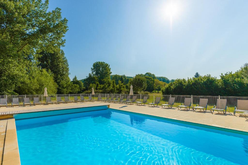 Swimmingpoolen hos eller tæt på Lagrange Vacances Les Bastides de Lascaux