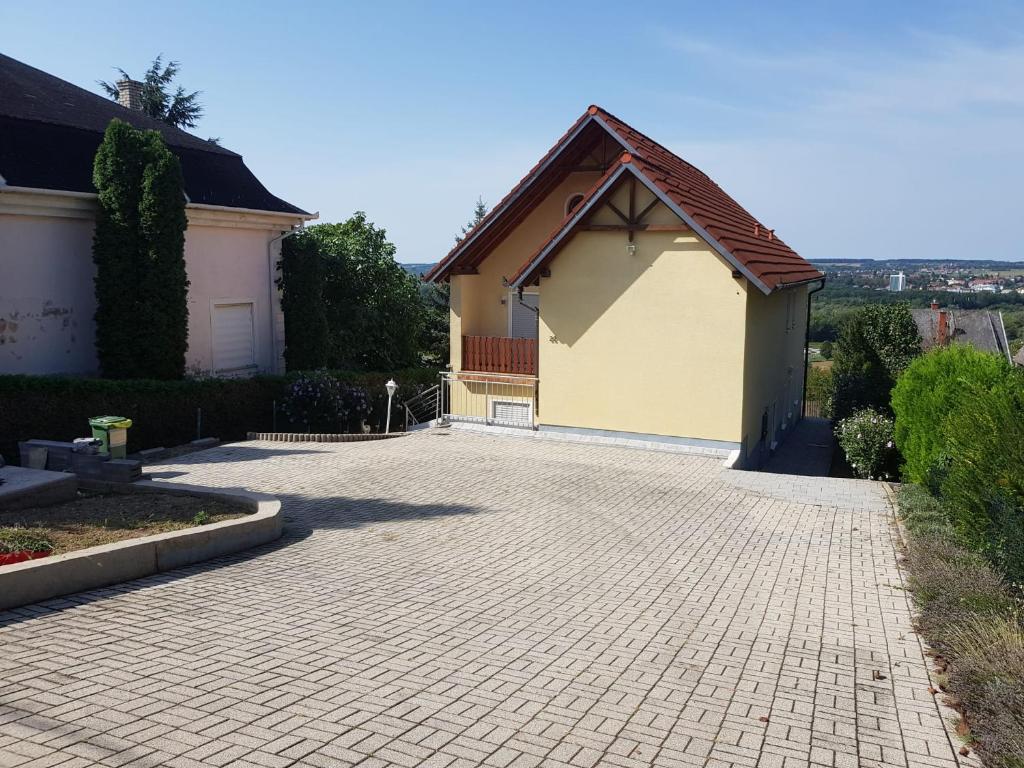 Budova, kde se prázdninový dům nachází