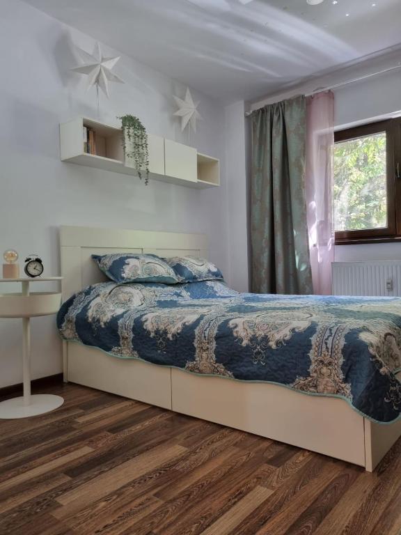 a bedroom with a large bed and a window at Thomas' place central -100m parc si metrou Tineretului in Bucharest