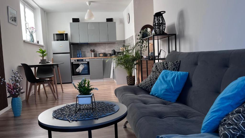 a living room with a couch and a table at Apartament Przy Parku in Jelenia Góra