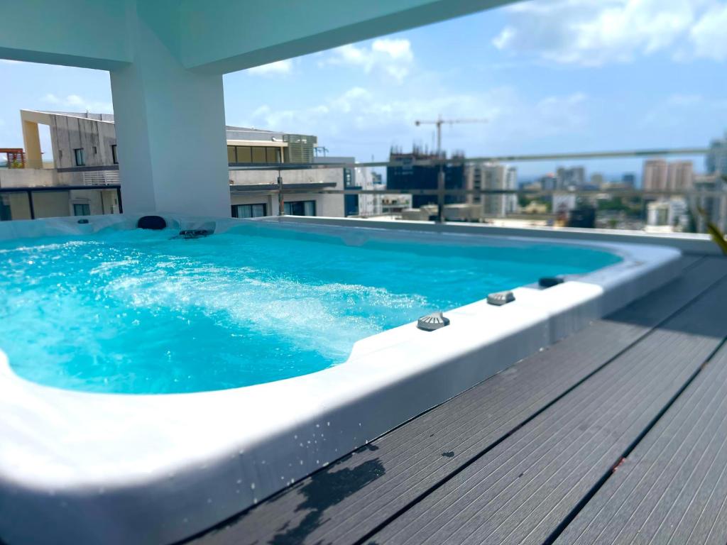 a swimming pool on the roof of a building at Downtown Luxury Apt Naco: 2br 2ba in Santo Domingo