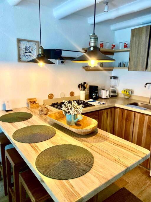 萊瓦鎮的住宿－Clareman，厨房配有一张木桌和四垫子