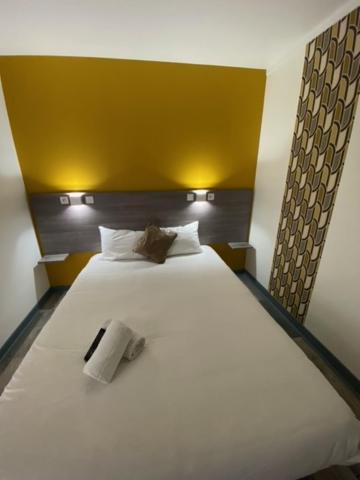 Postel nebo postele na pokoji v ubytování FASTHOTEL A Dijon