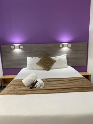 Postel nebo postele na pokoji v ubytování FASTHOTEL A Dijon