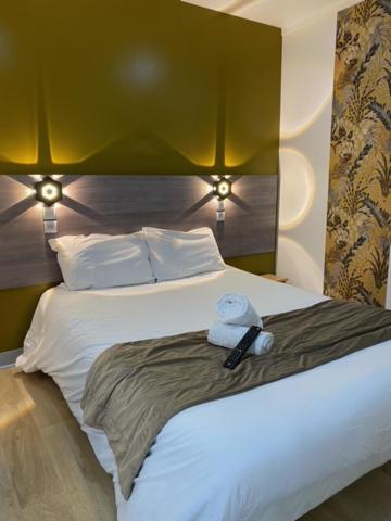 Postel nebo postele na pokoji v ubytování FASTHOTEL A Dijon