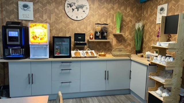 Kuchyň nebo kuchyňský kout v ubytování FASTHOTEL A Dijon