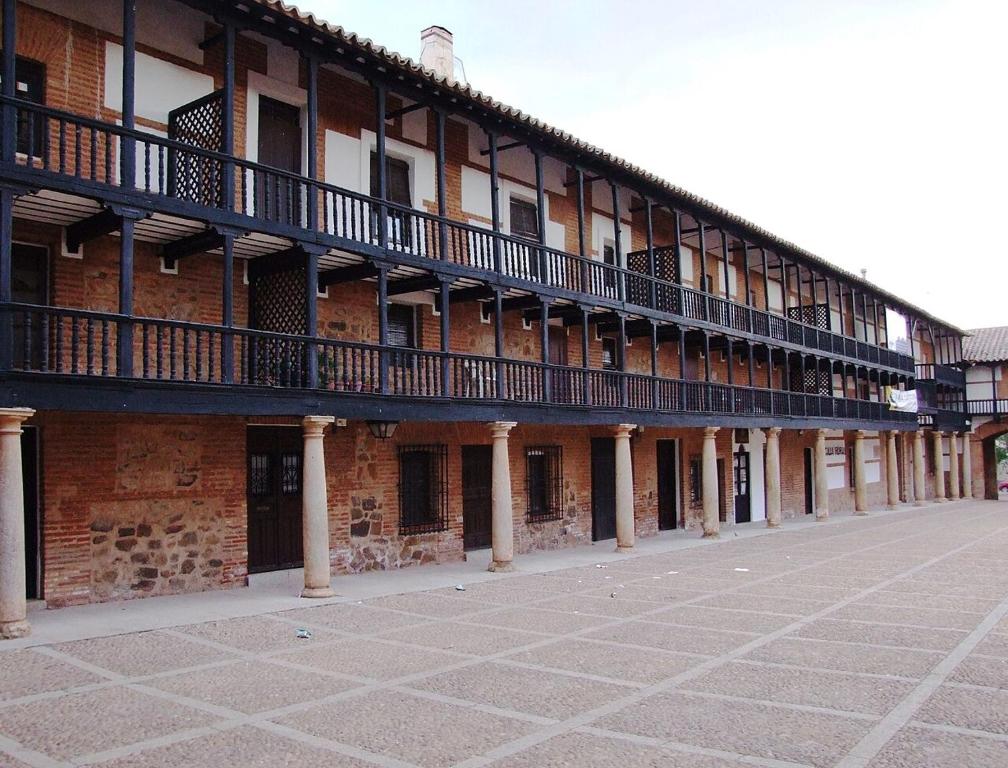un edificio de ladrillo con balcones en su lateral en Casa Doña Gumersinda, en San Carlos del Valle