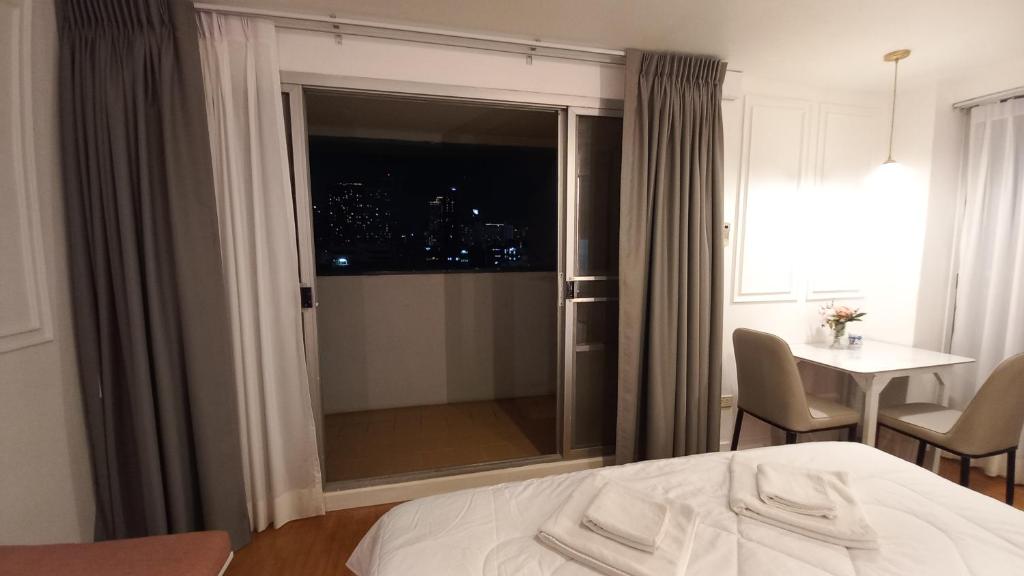 Panoramic City View Room at Silom - 10