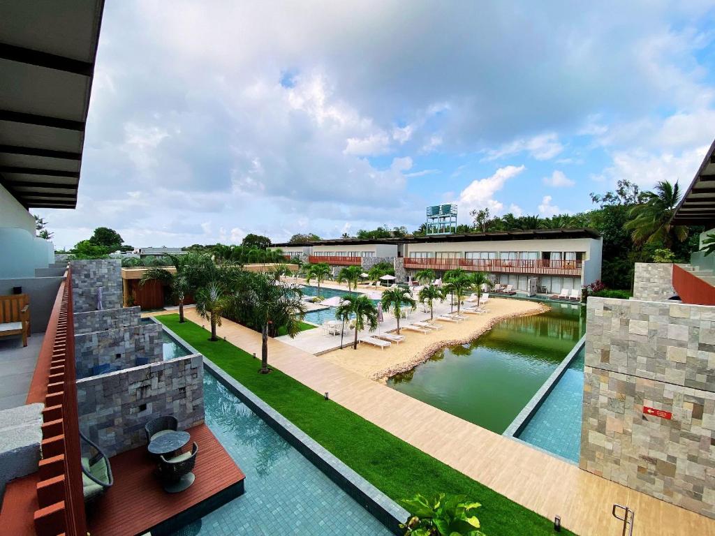 une vue sur la piscine d'un complexe hôtelier dans l'établissement Flat Île de Pipa Premium - By Almare, à Pipa