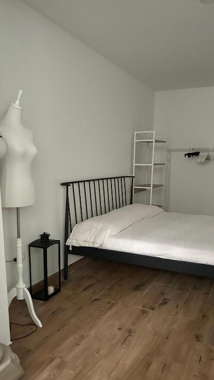 um quarto com 2 camas e um candeeiro num piso de madeira em Anna B&B em Ungheni Targ