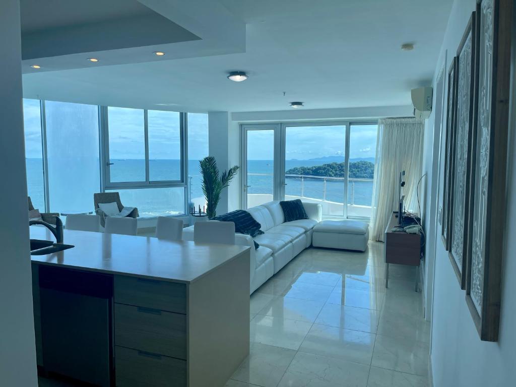 sala de estar con sofá y mesa en 17E Beautiful 2-Bedroom Ocean View Apartment, en Playa Bonita Village