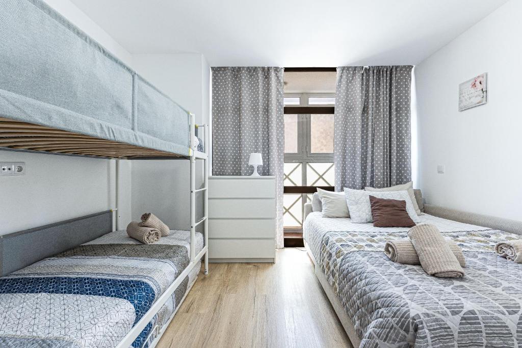 ein Schlafzimmer mit zwei Etagenbetten und einem Fenster in der Unterkunft Open Space in Armação de Pêra