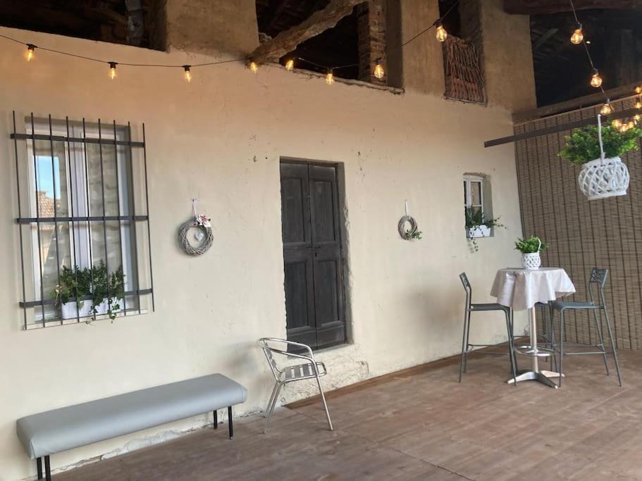 Casavacanzalacorte في Cadrezzate: فناء مع طاولة وكراسي وطاولة وكراسي