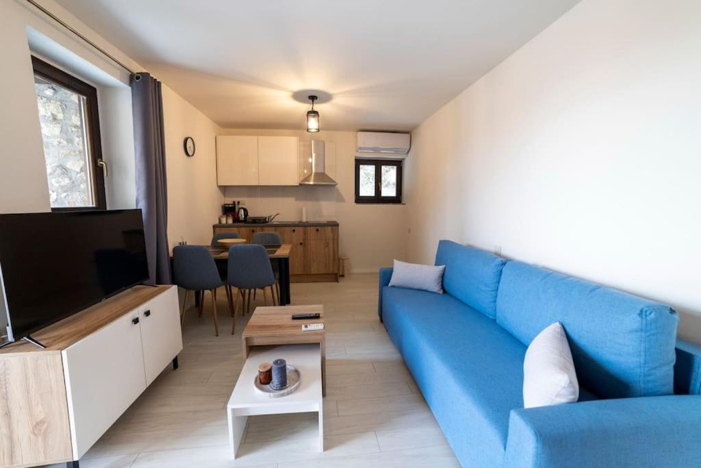 Kuchyň nebo kuchyňský kout v ubytování Lithic Suites