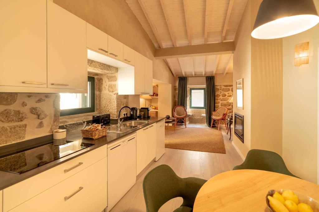 una cucina con un tavolo e una sala da pranzo di Casa Prosa - Santar a Santar