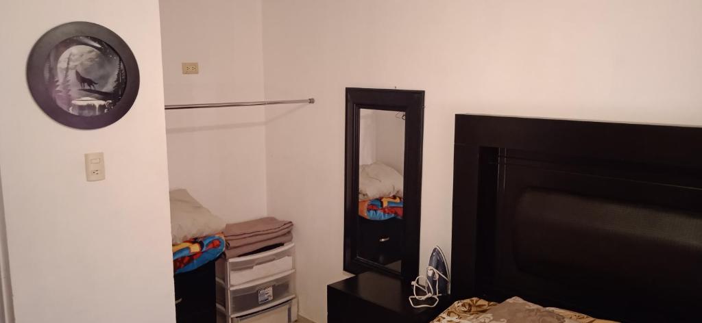 una camera con specchio e letto di Alojamientos holgo a Ciudad Juárez