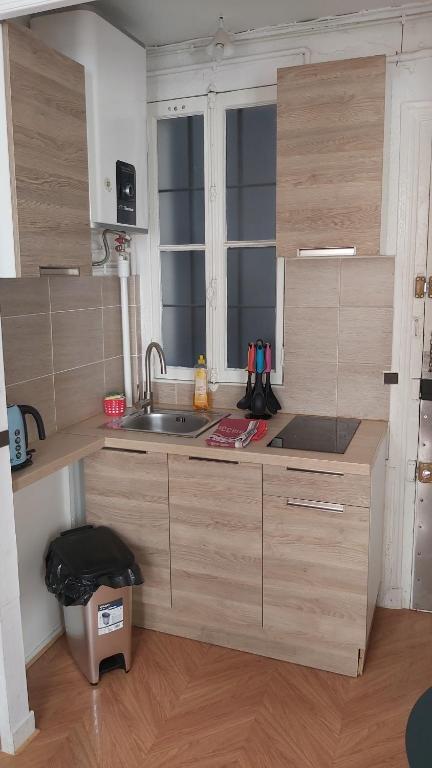 une cuisine avec un évier et un plan de travail dans l'établissement STUDIO RUE GAUTHEY PARIS 17, à Paris