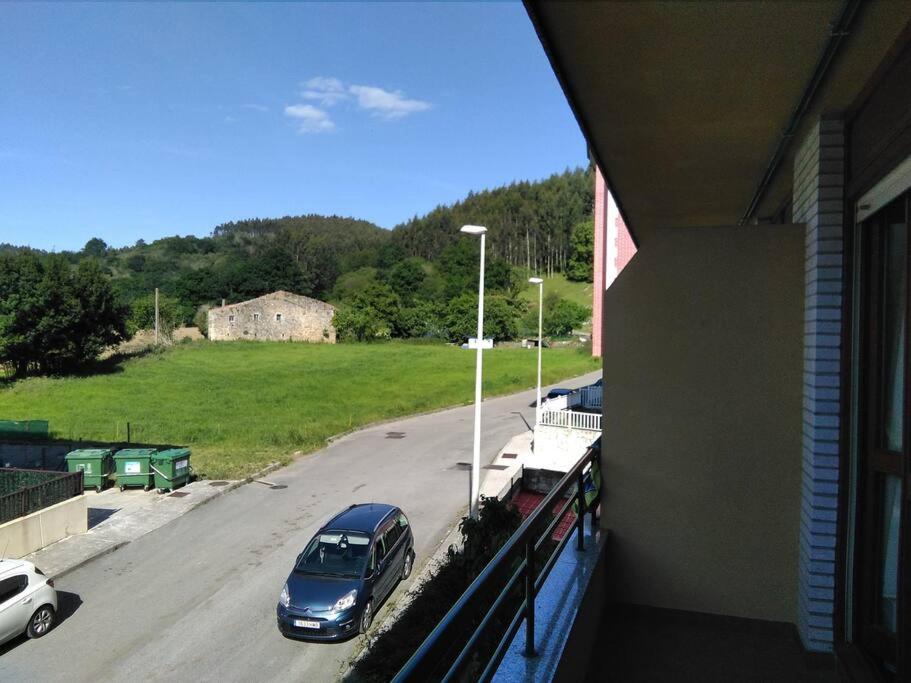 ein Auto parkt auf einer Straße auf einem Parkplatz in der Unterkunft Cantabria, amplio piso .Se admiten mascotas in Bádames