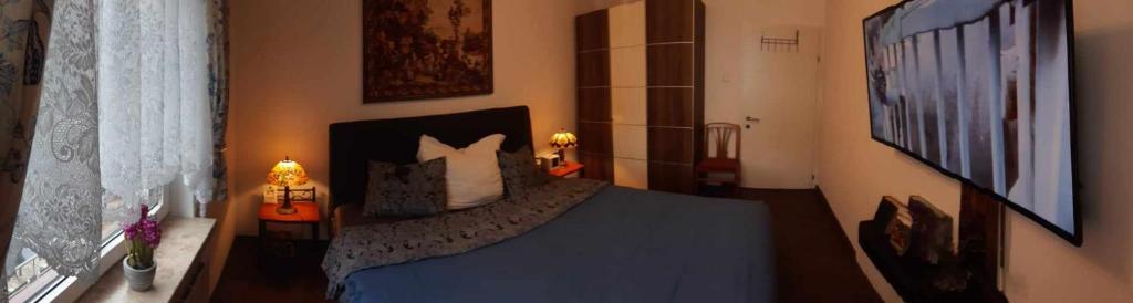 Un dormitorio con una cama azul con almohadas. en Zu Hause am Bach, en Aggsbach