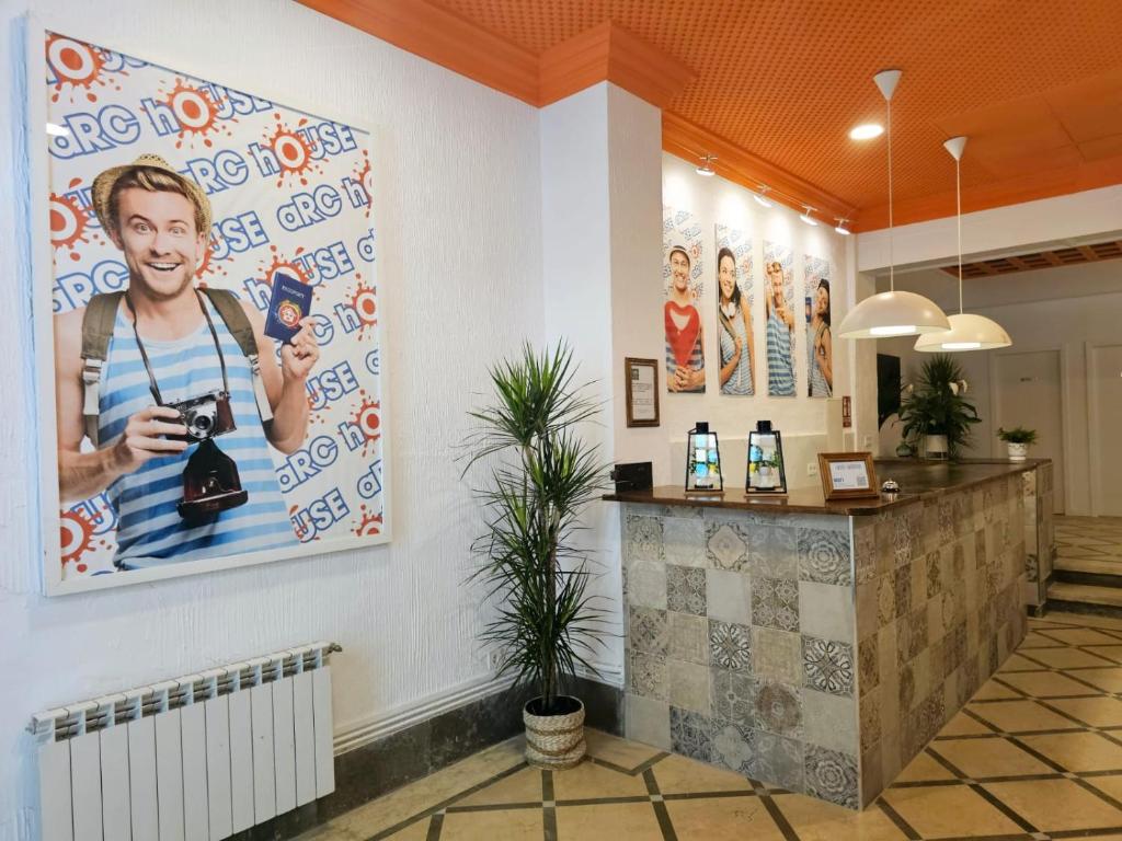 un vestíbulo de restaurante con una foto de un hombre sosteniendo una cámara en Arc House Granada en Granada