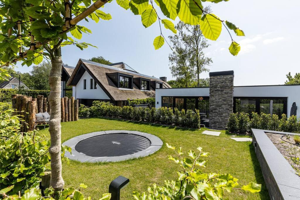 una casa con un jardín delante de ella en The Mini Villa, en Alkmaar