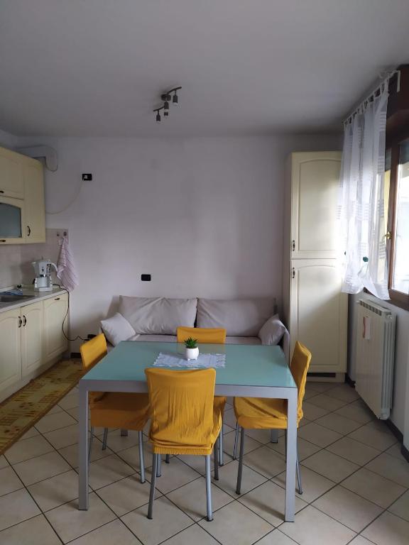 eine Küche mit einem Tisch und Stühlen im Zimmer in der Unterkunft bilocale di Giusy in Dalmine