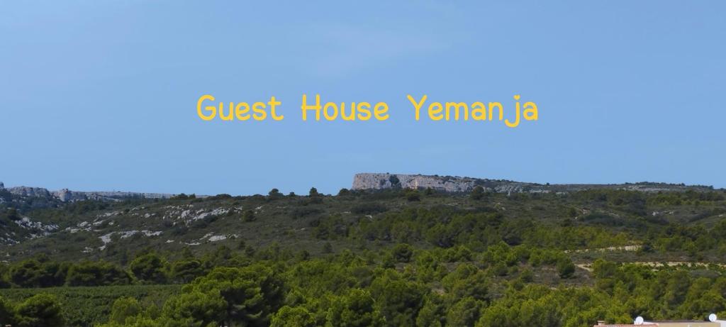 Une montagne avec les mots Yermas de la maison d'hôtes dans l'établissement Guest House Yemanja, à Narbonne