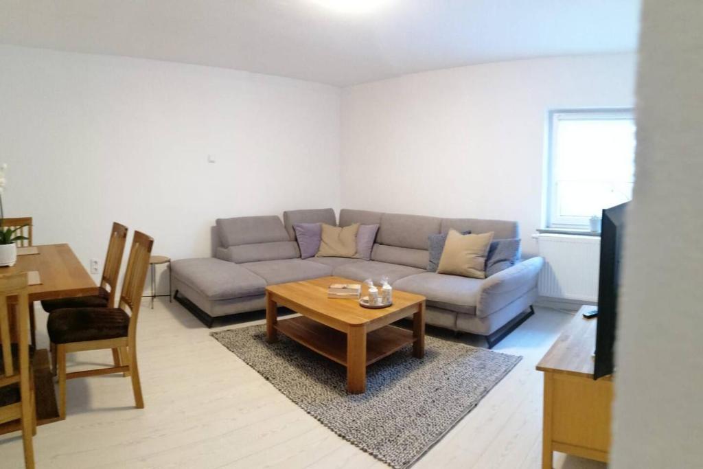 ein Wohnzimmer mit einem Sofa und einem Tisch in der Unterkunft Apartment Niela in Dinkelsbühl