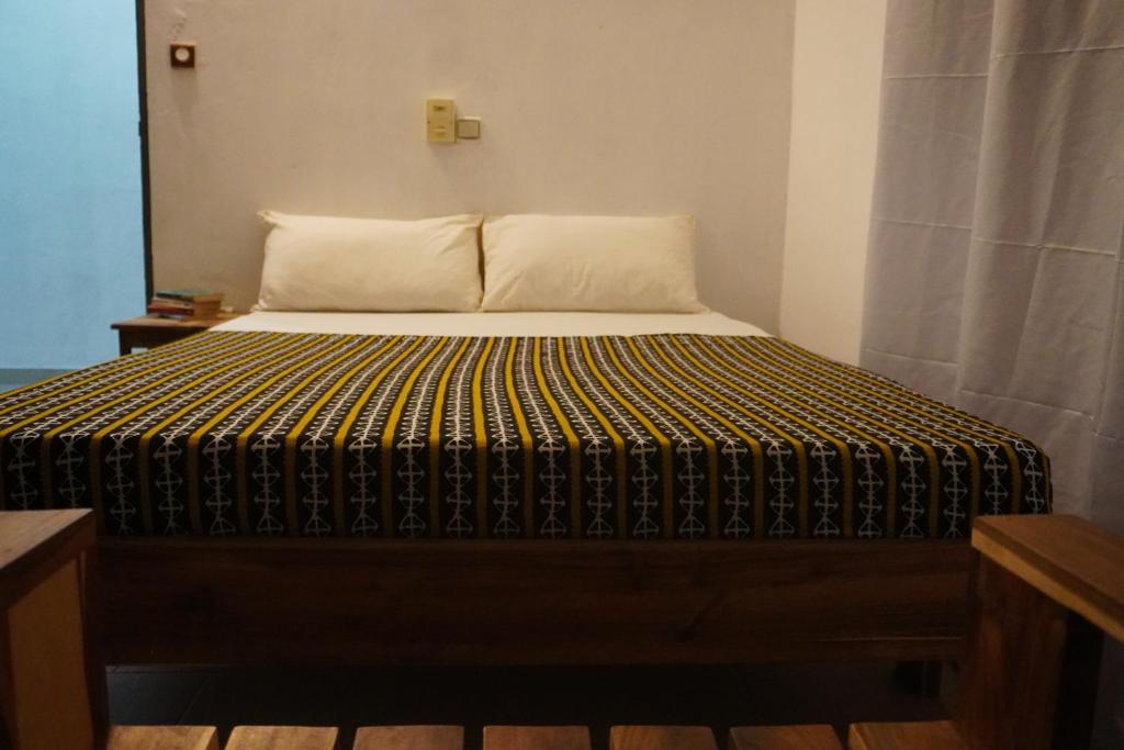 uma cama num quarto com em Au cœur de Ouidah em Ouidah