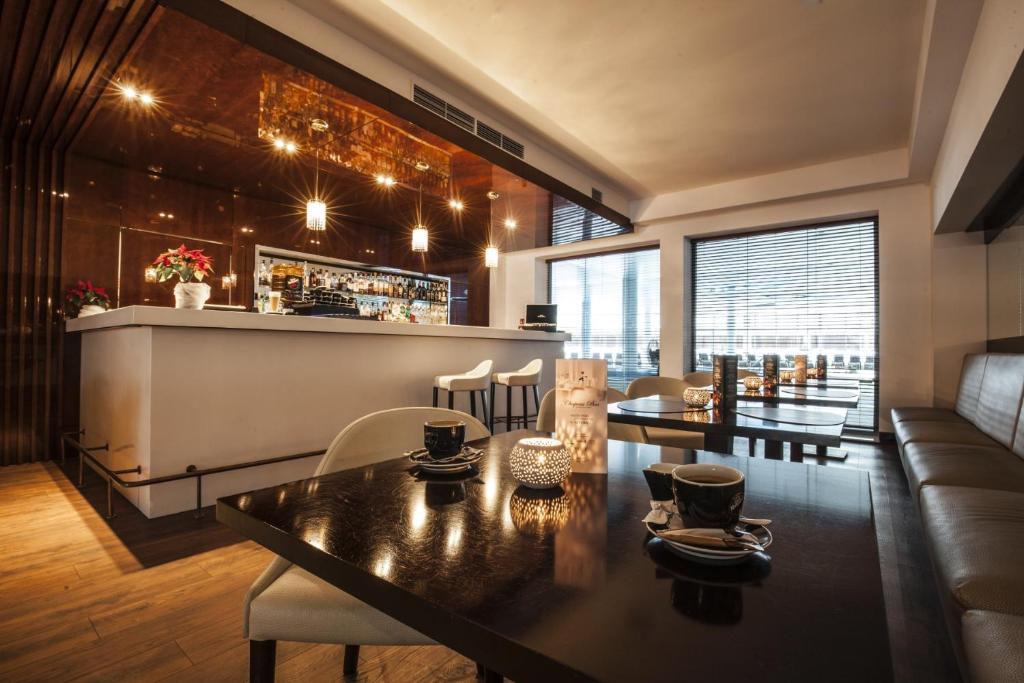 a restaurant with a table and chairs and a bar at Grand Lubicz Uzdrowisko Ustka in Ustka