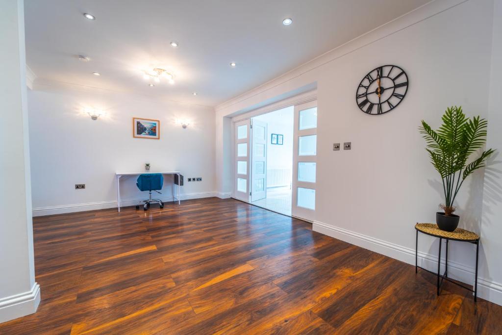 Fotografie z fotogalerie ubytování Modern Spacious 4 Bed Hayes Home with Free Parking v destinaci Hayes